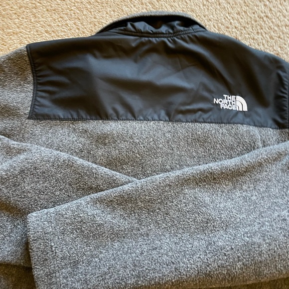 The North Face pullover jacket for boys. - Picture 4 of 5